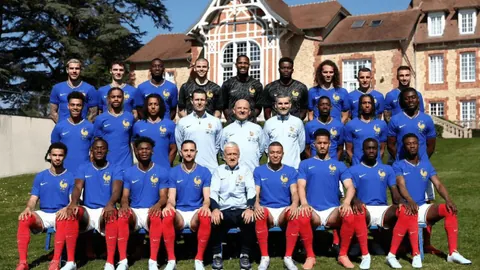 错失良机连连！齐尔克泽射门被扑，头球险些破门